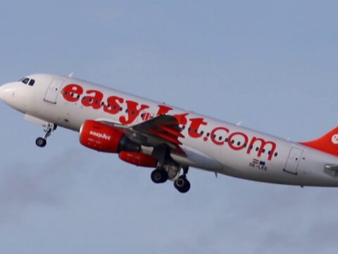 flugzeuge starten und landen auf