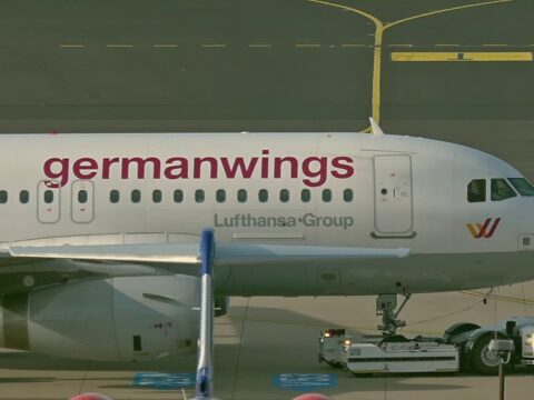 flugzeuge starten und landen auf