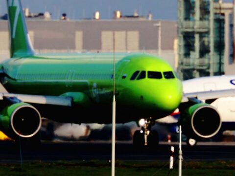 grosse flugzeuge auf der start u