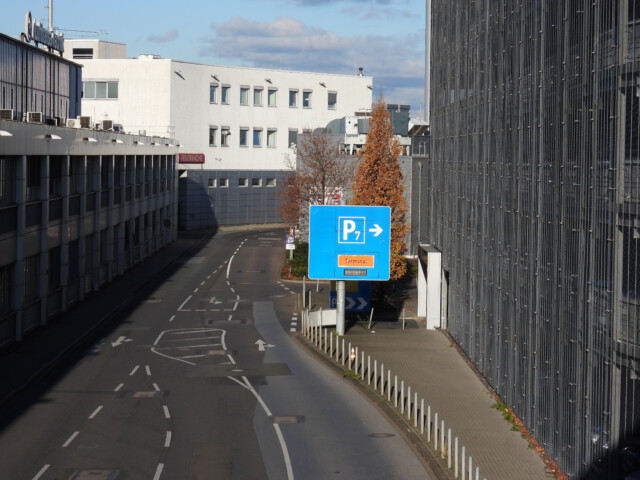 Einfahrt zum Parkhazs P7 am Flughafen Düsseldorf