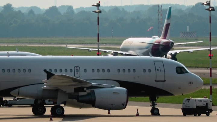 Eurowings Flugzeuge am Flughafen